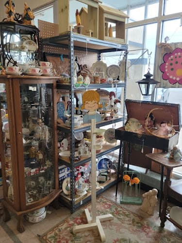 Frog's Flea Market storefront